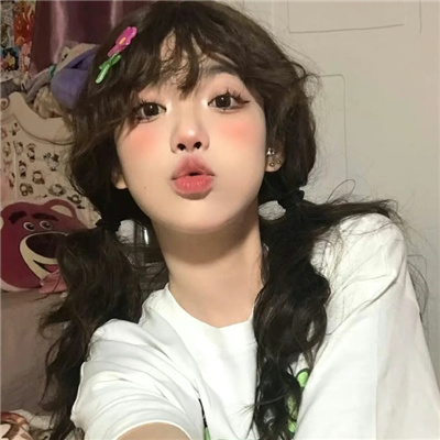 巴音郭楞蒙古伴游女生卞寄蕾的资料